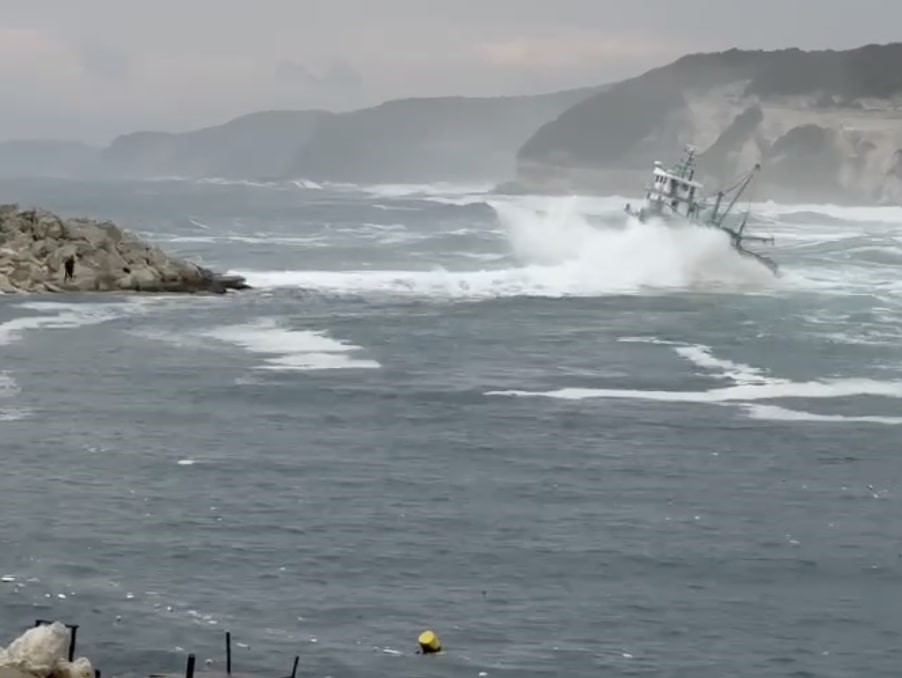 Balıkçı teknesinin dev dalgalarla mücadelesi: Yürekleri ağza getiren anlar