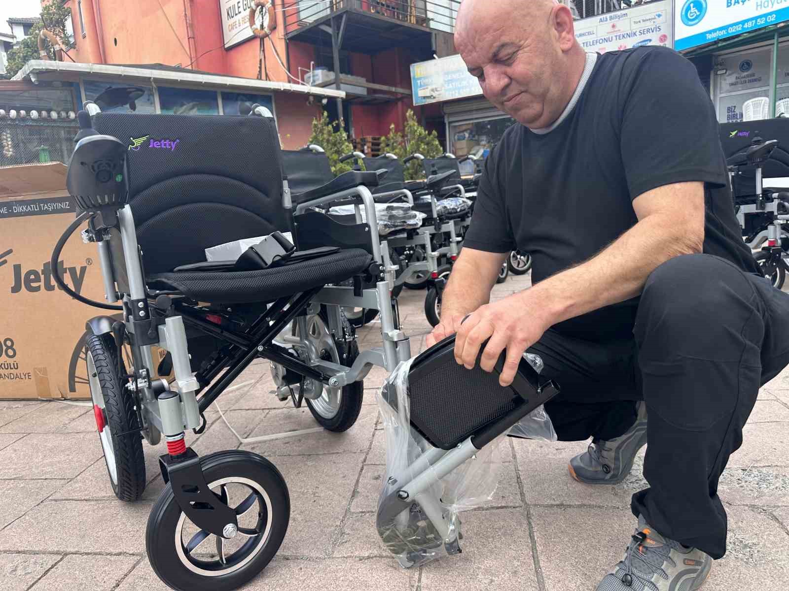 Polis memurundan ihtiya&ccedil; sahibi engellilere ak&uuml;l&uuml; sandalye desteği
