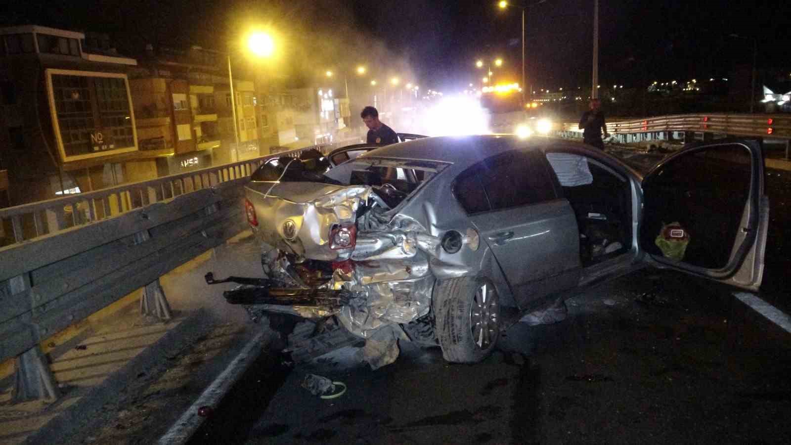 Tırla otomobil çarpıştı: Hurdaya dönen otomobildeki sürücü yaralanmadı, tır sürücüsü kabinde sıkıştı