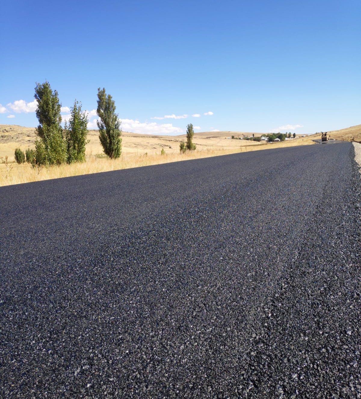 Patnos&rsquo;ta Konakbey-Uzunca k&ouml;y yolu asfalt &ccedil;alışması tamamlandı
