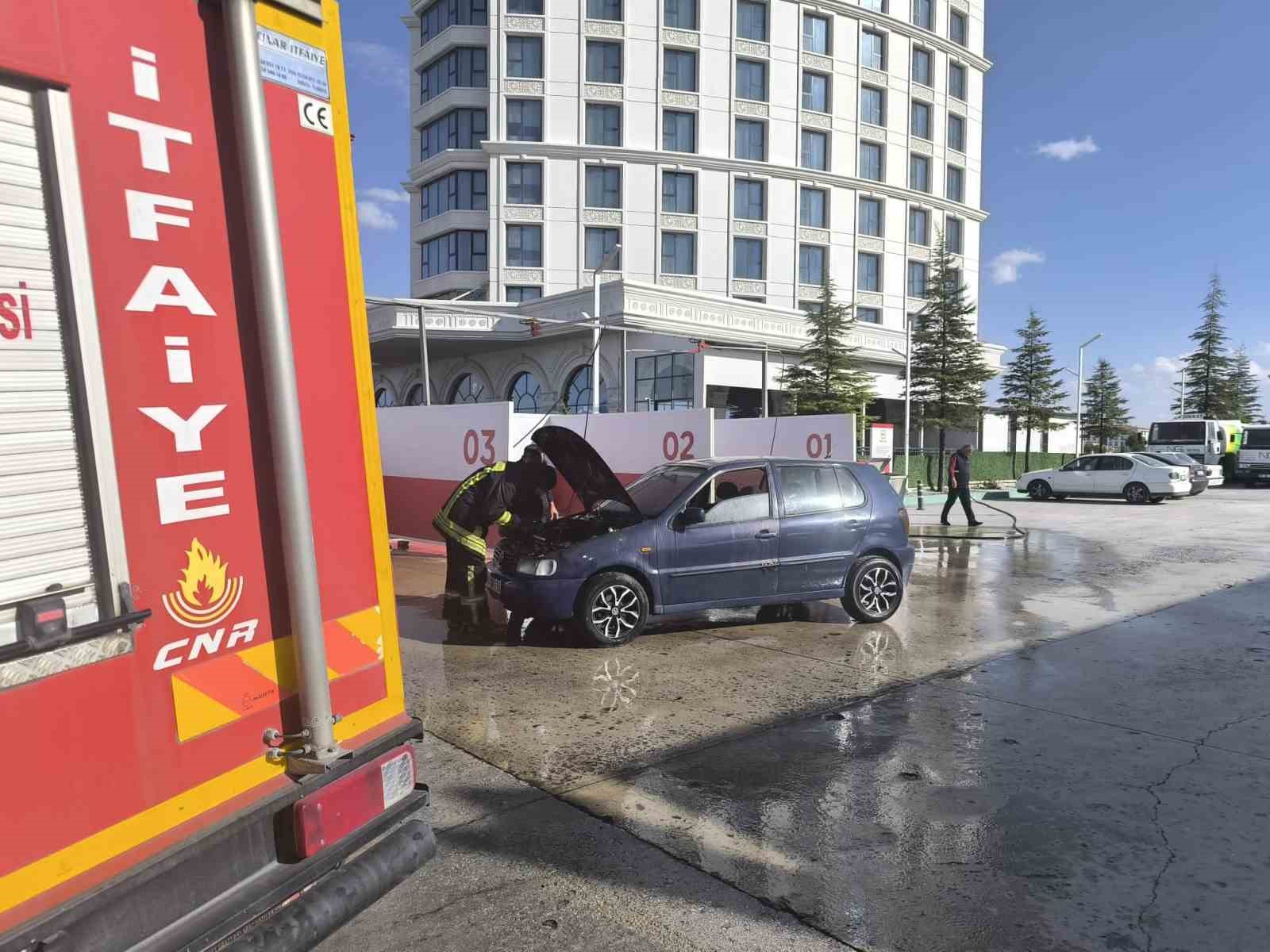 Karapınar&rsquo;da otomobil yangını paniğe neden oldu
