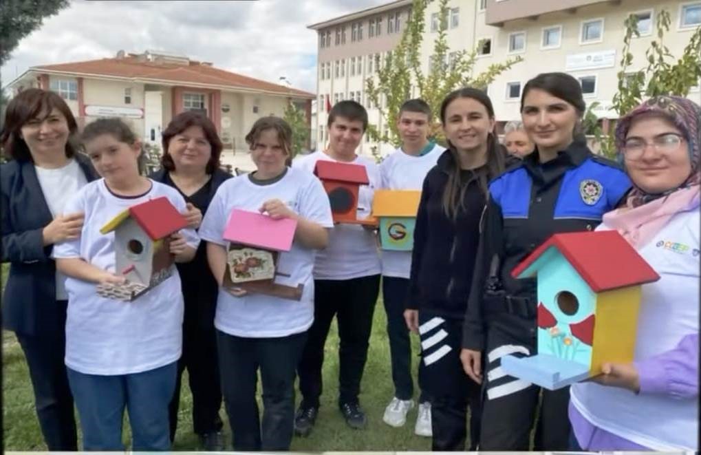 Kütahya emniyetinden özel öğrencilere yönelik ahşap kuş evleri boyama etkinliği