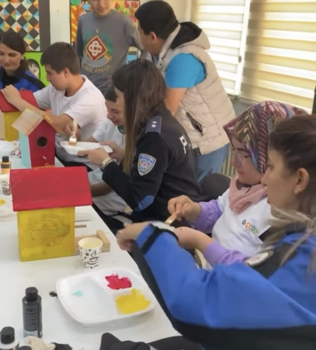 Kütahya emniyetinden özel öğrencilere yönelik ahşap kuş evleri boyama etkinliği