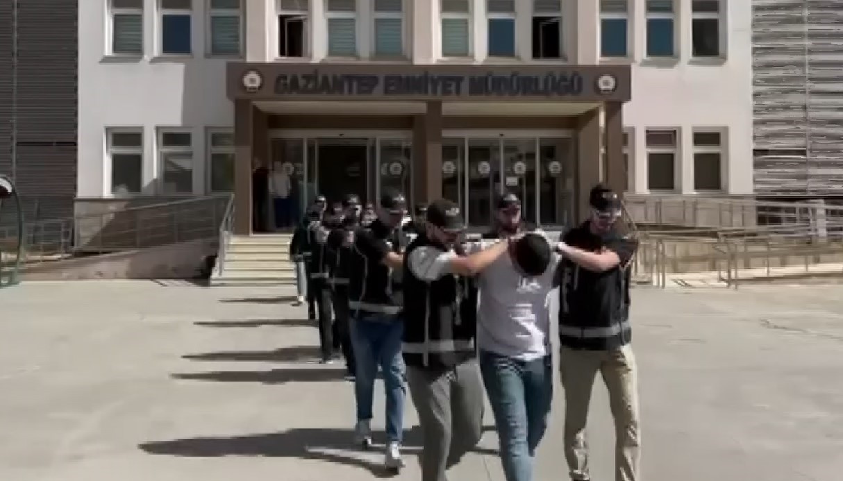 Gaziantep’te şok görüntüler: Doktorun para karşılığı sahte rapor pazarlığı saniye saniye kamerada
