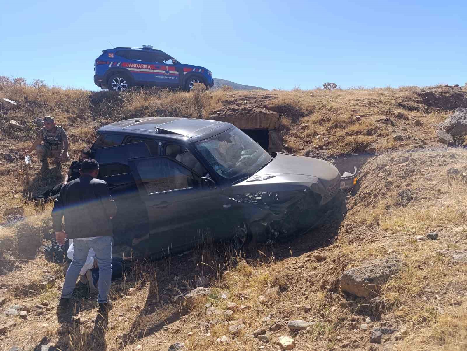 Muş’ta takla atan araç şarampole uçtu: 3 yaralı
