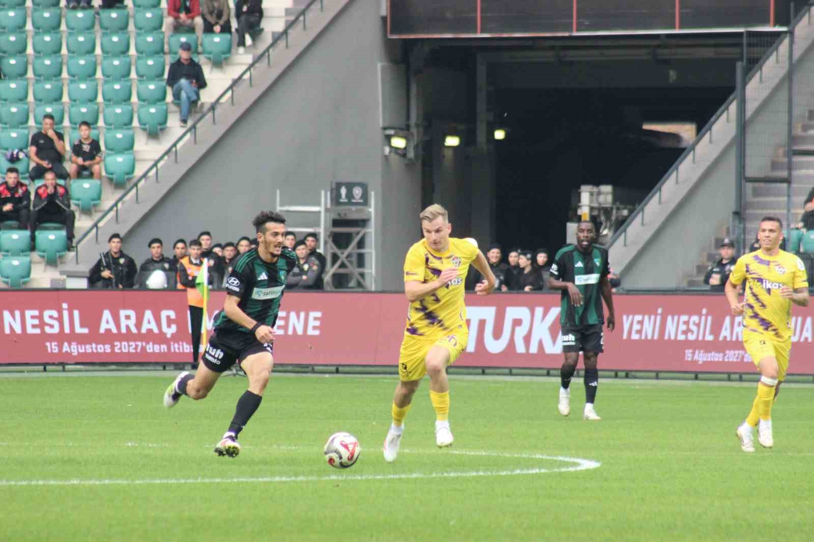 Trendyol Süper Lig: Kocaelispor:0 - Eyüpspor: 0 (İlk yarı)
