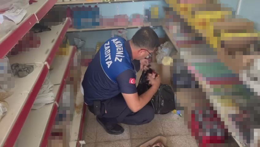 Bakkalda 2022 yılına ait gıda &uuml;r&uuml;nleri bulundu
