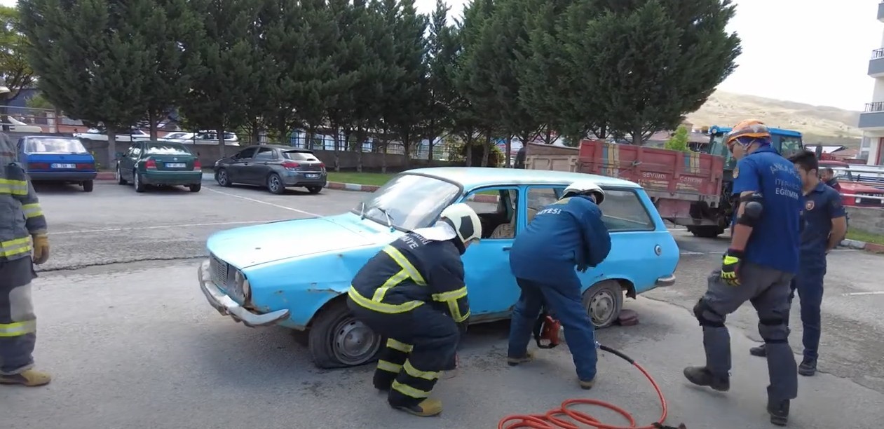 Emekli itfaiye erleri bir gülüğüne göreve döndü, hasret giderdi
