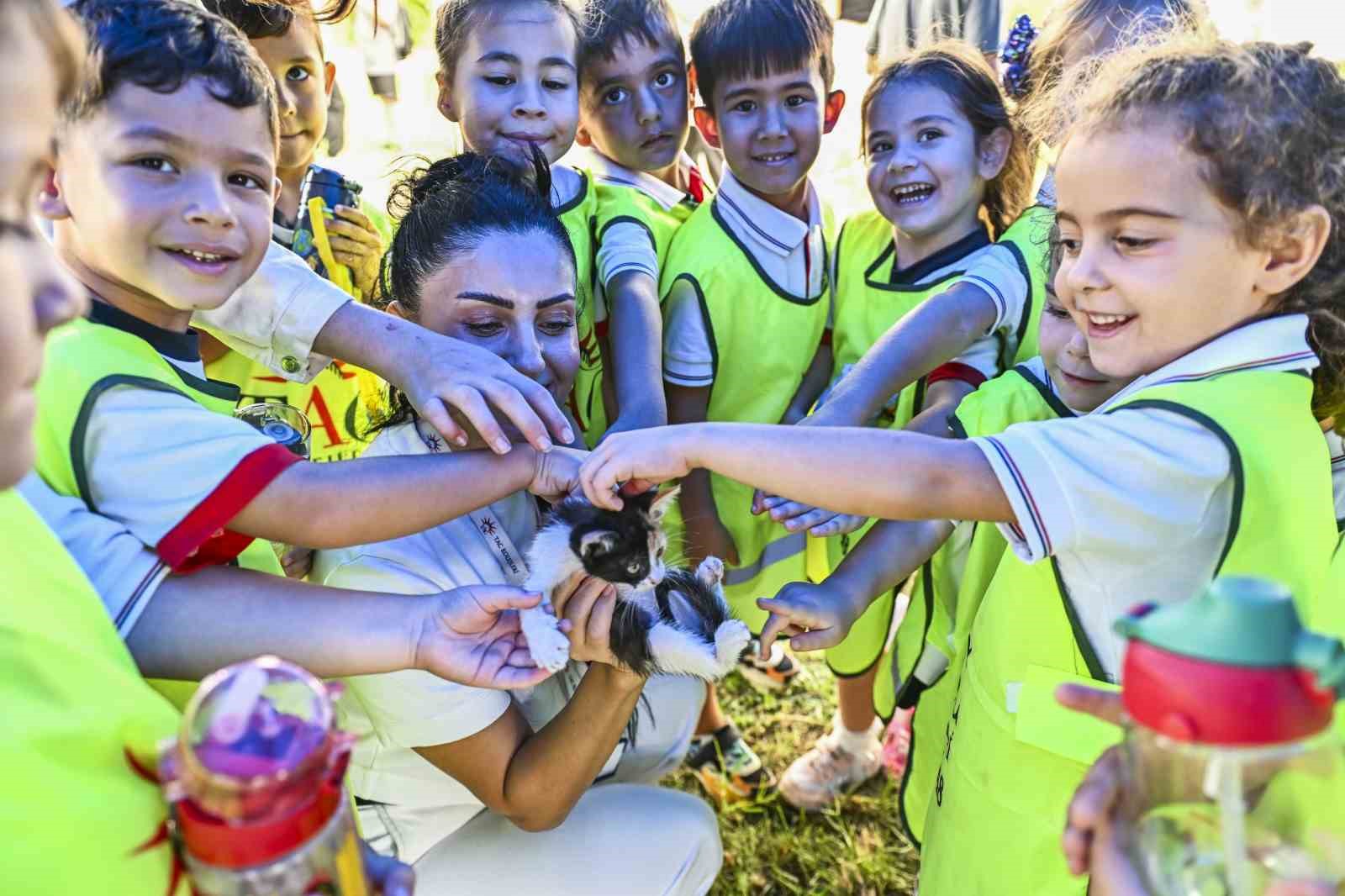 Muratpaşa’da çocuklar patili dostlarıyla buluştu