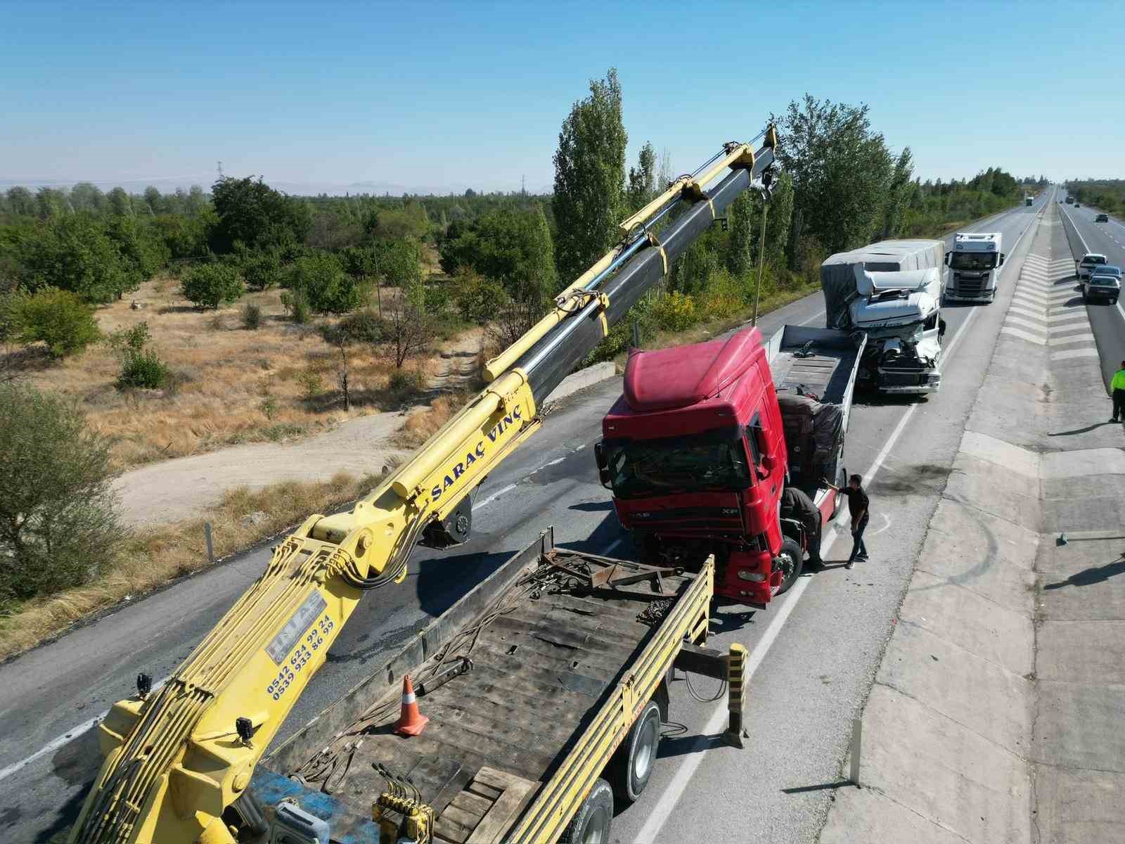 Tırların &ccedil;arpıştığı kazada 2 kişi yaralandı
