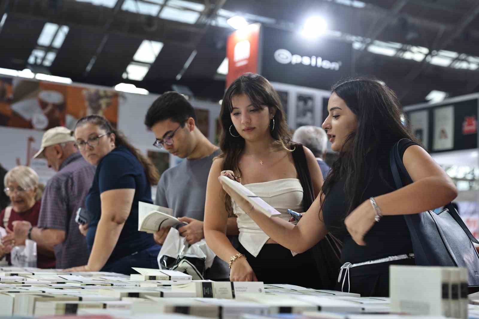 Antalya Kitap Fuarı ilk g&uuml;n&uuml;nde yoğun ilgi g&ouml;rd&uuml;
