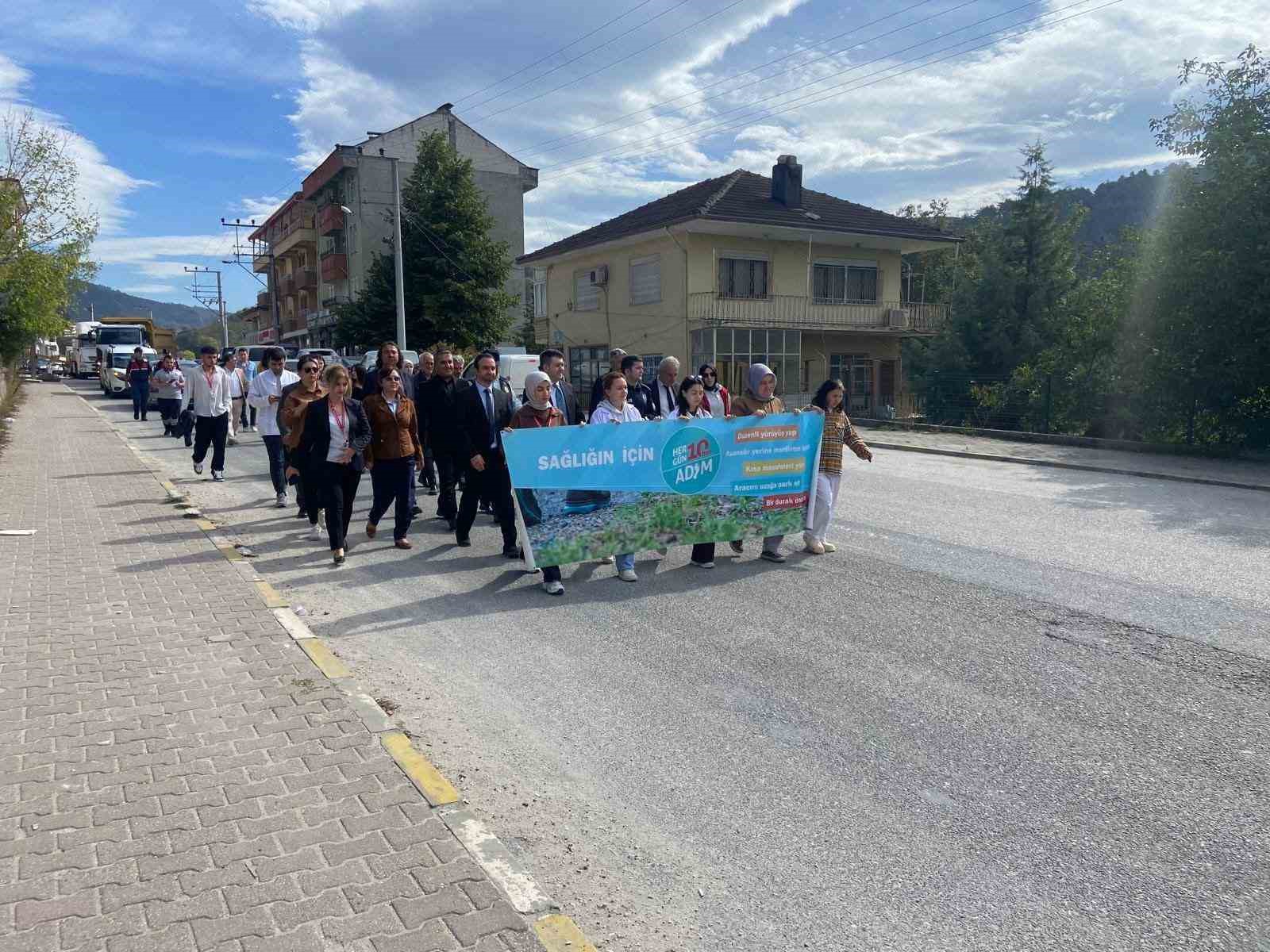 Yürüyerek günlerini kutladılar