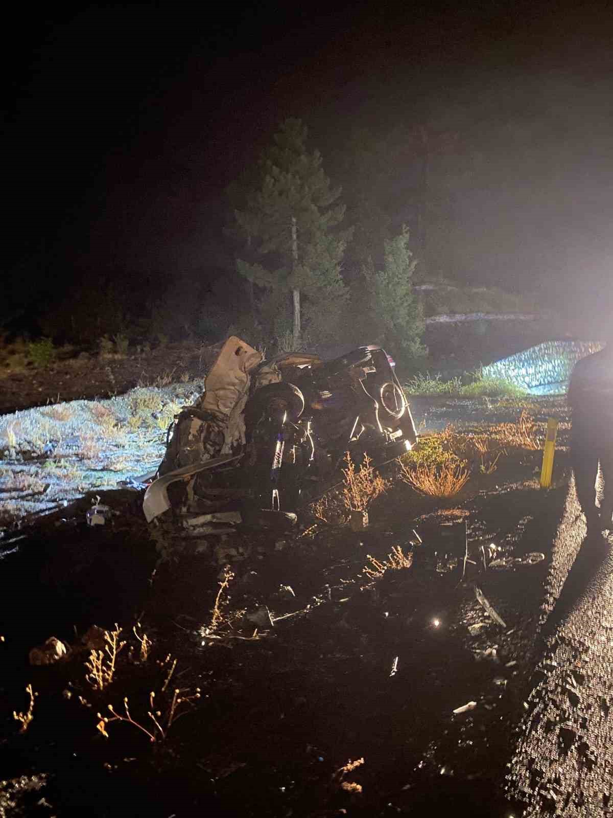 İki otomobil kafa kafaya &ccedil;arpıştı: 1 &ouml;l&uuml;, 4 yaralı
