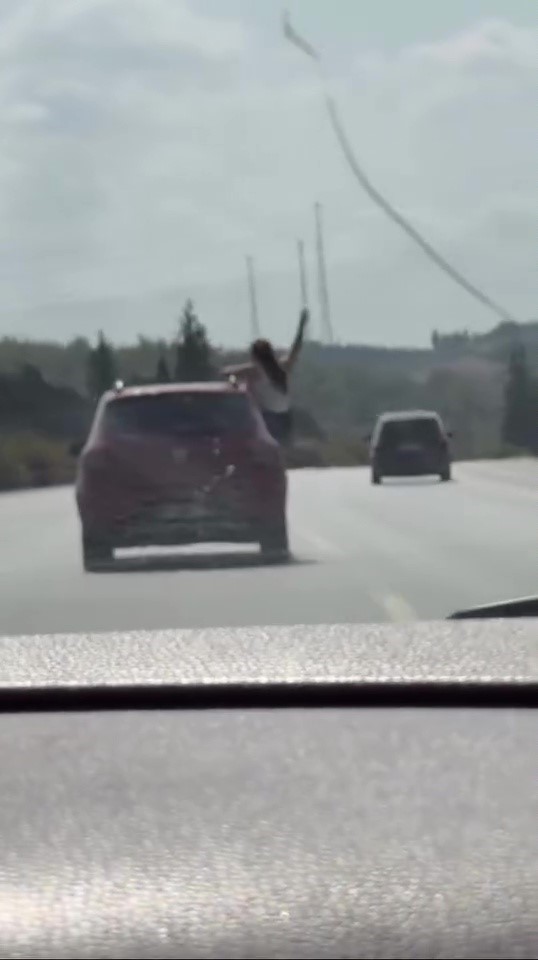 Otoyolda seyir halindeki cipte tehlikeli yolculuk