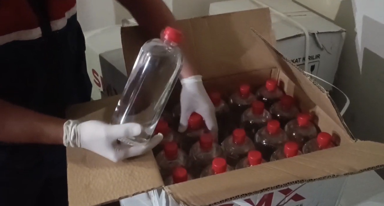 Jandarmadan ka&ccedil;ak alkol baskını: 620 litre etil alkol ele ge&ccedil;irildi
