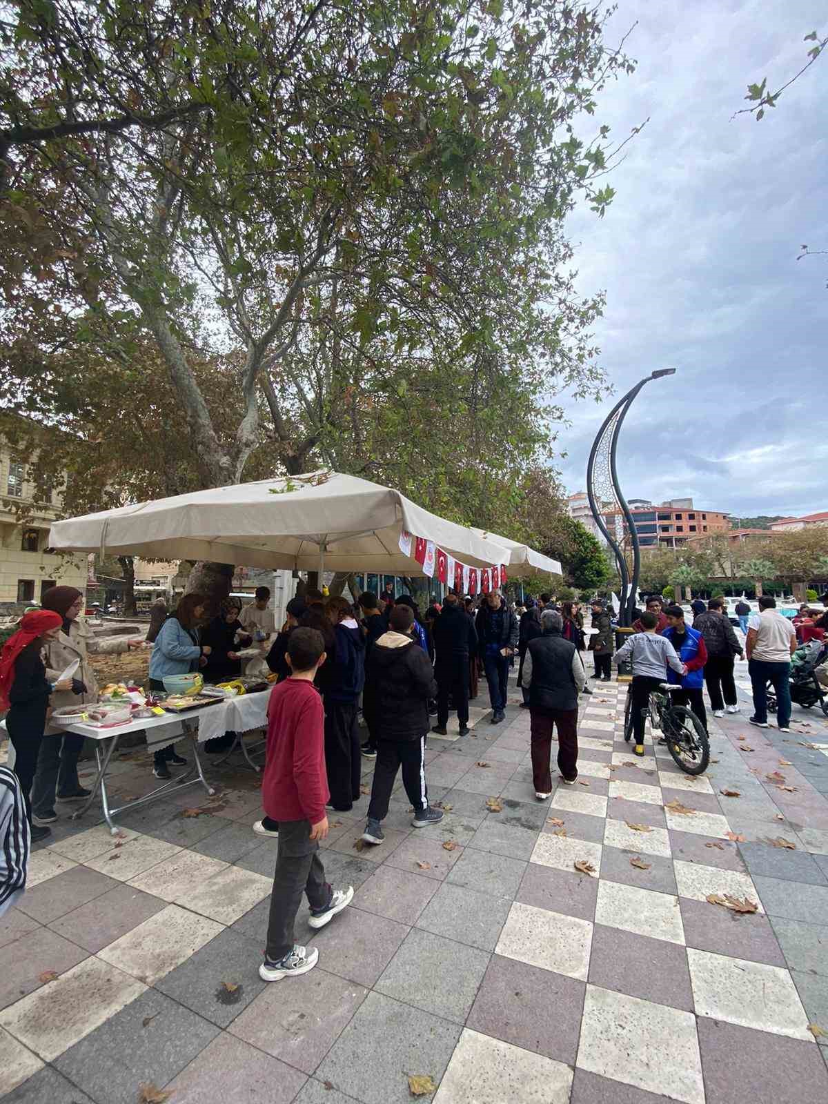 Saraylar Anadolu İmam Hatip Lisesi&rsquo;nden Gazze&rsquo;ye destek y&uuml;r&uuml;y&uuml;ş&uuml;
