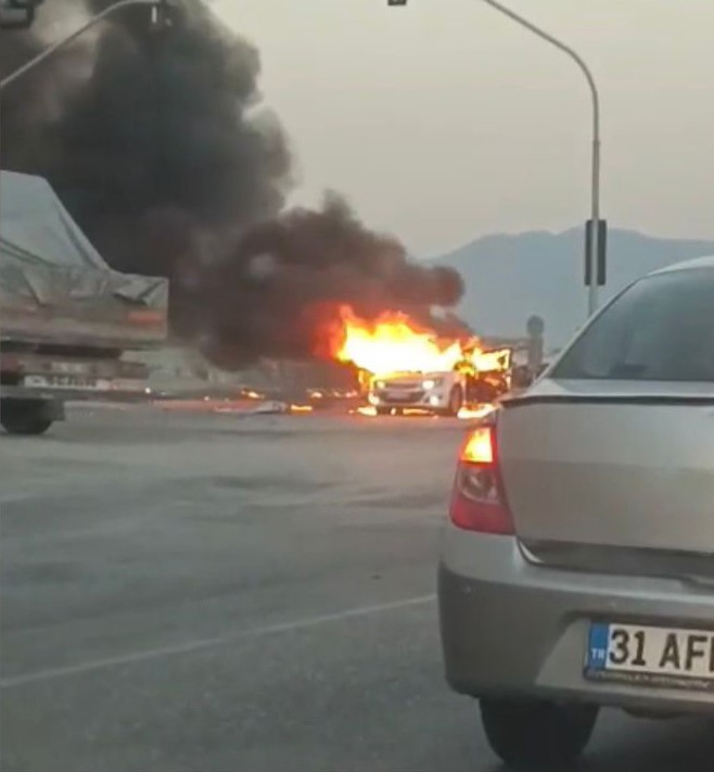 Osmaniye&rsquo;de otomobil alev topuna d&ouml;nd&uuml;
