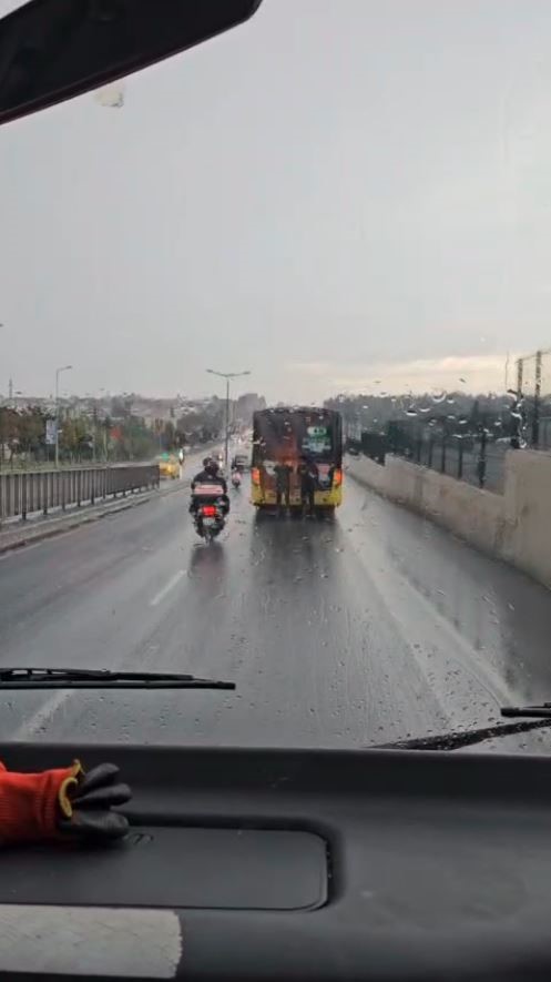 Eyüpsultan’da patenli gençlerin tehlikeli yolculuğu