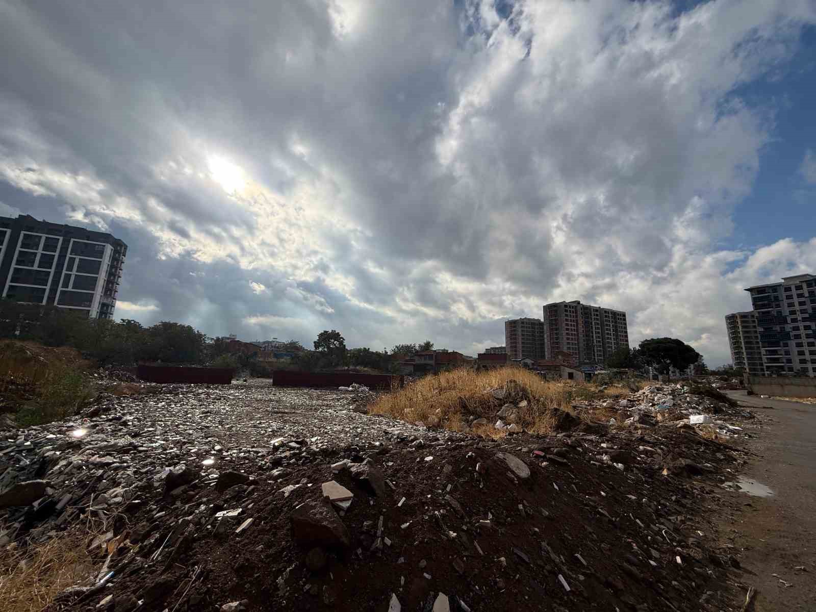 Karşıyaka Belediyesi&rsquo;nde grevciler s&uuml;rg&uuml;n edildi
