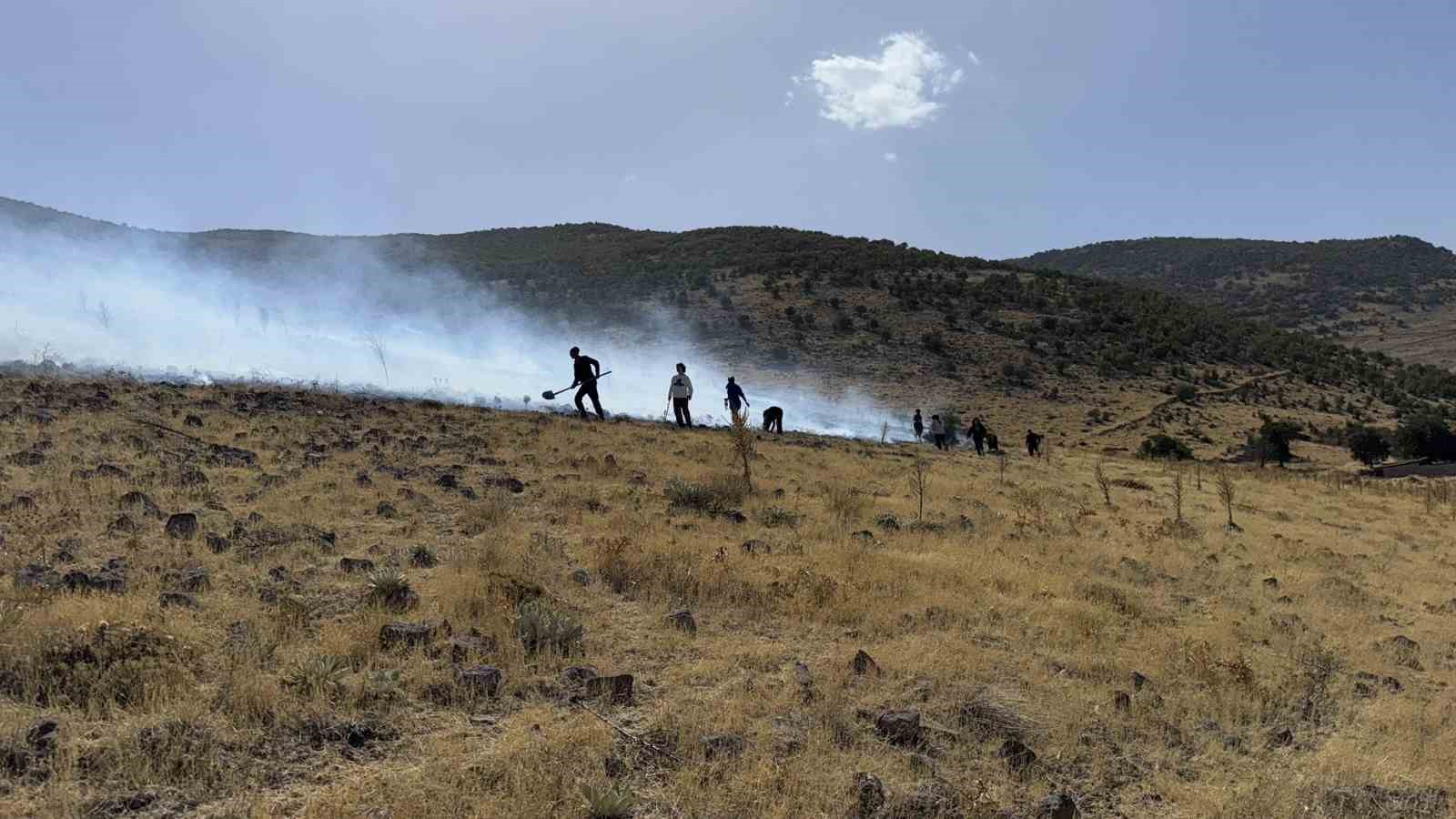 Karapınar’da ot yangını ormana sıçramadan söndürüldü