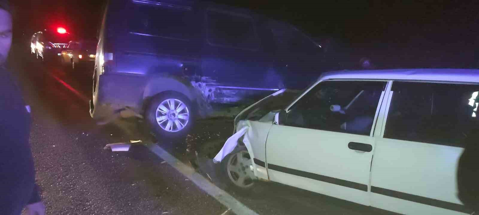 Derebucak’ta otomobil ile minibüs çarpıştı: 2 yaralı