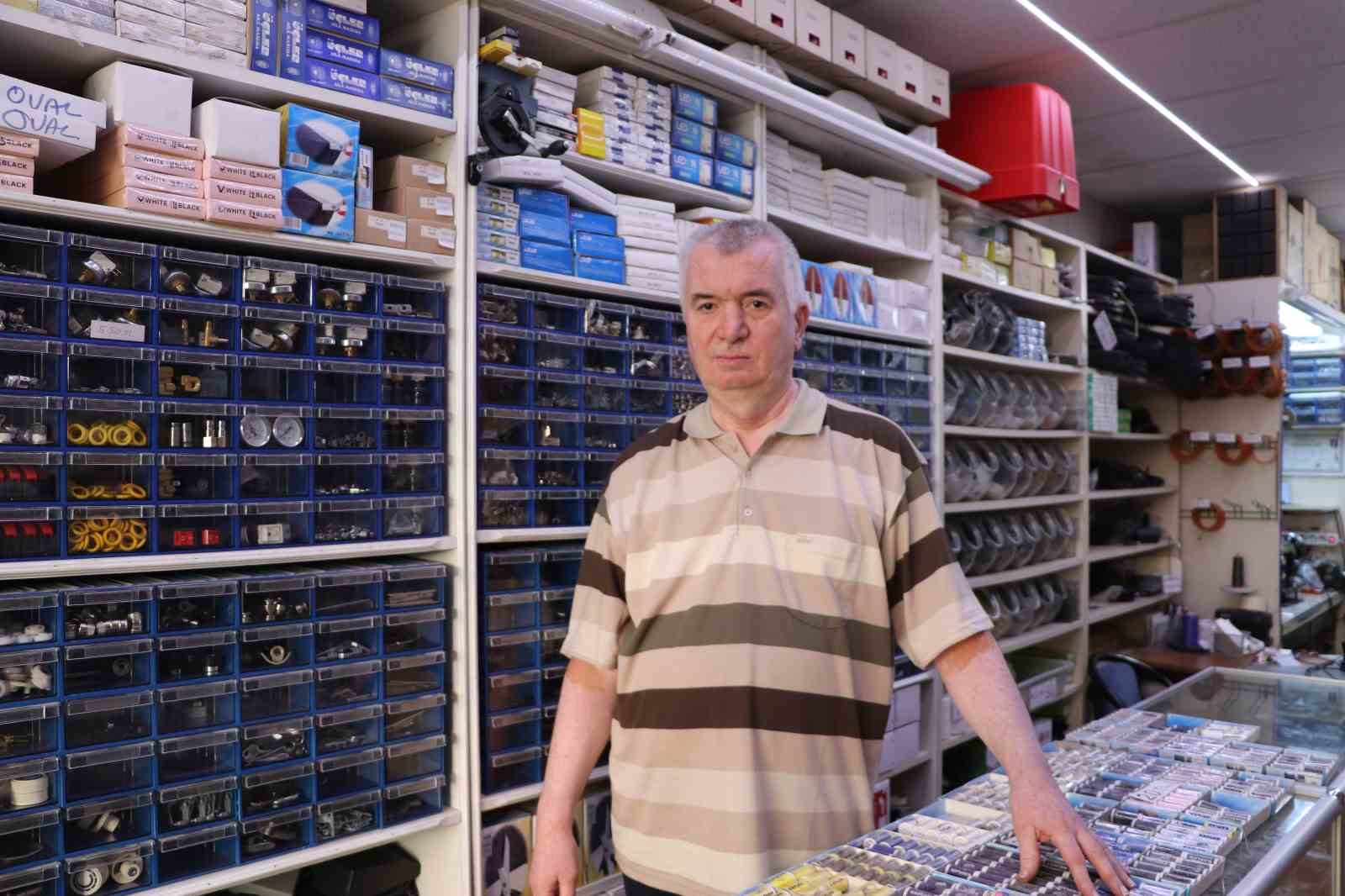 Eskişehir’in son zanaatkârı: 100 yıllık dikiş makinesini bile konuşturabiliyor