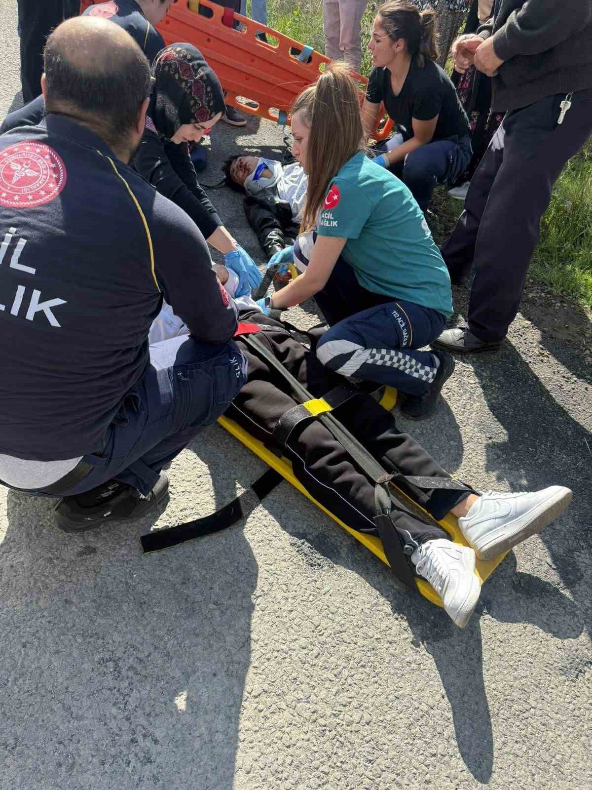 Tarım aracı ile motosiklet kafa kafaya çarpıştı: 2 yaralı
