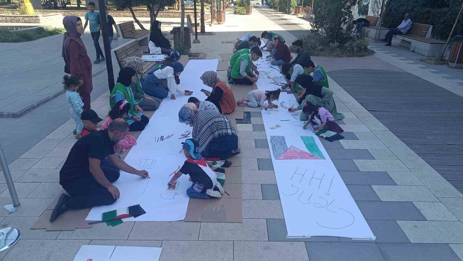 Batman’da İsrail’in Gazze saldırılarına çizimlerle tepki gösterildi