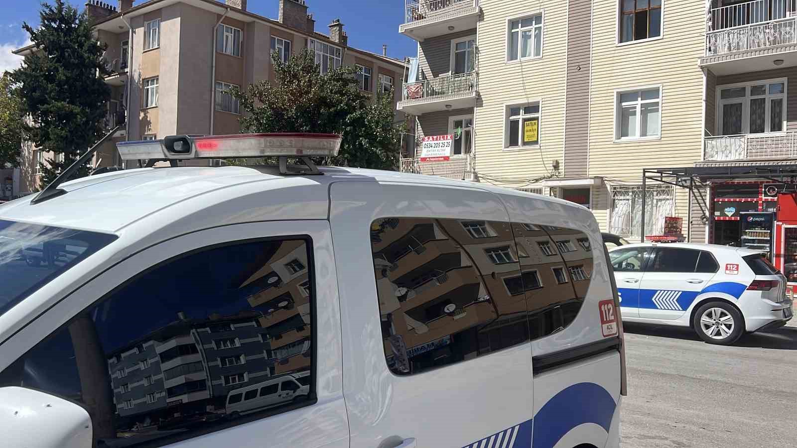 Konya&rsquo;da sokak ortasında bı&ccedil;aklı kavga: 1 yaralı
