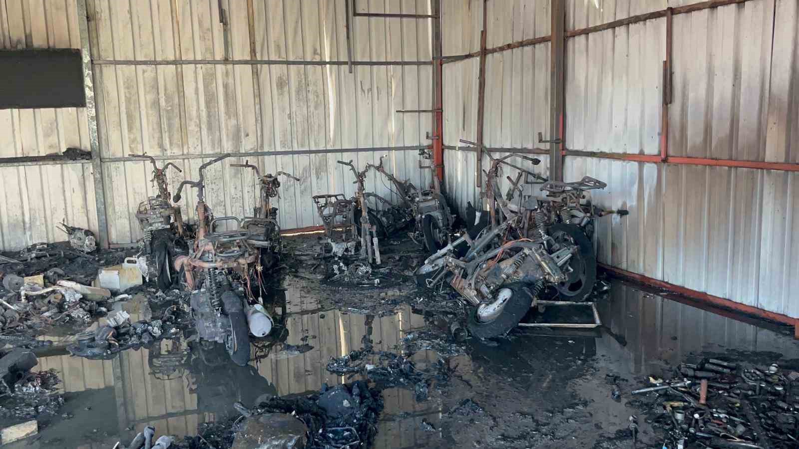 Antalya’da motosiklet servisinde çıkan yangında 10’un üzerinde motosiklet küle döndü