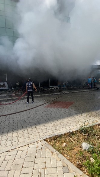 Antalya’da motosiklet servisinde çıkan yangında 10’un üzerinde motosiklet küle döndü