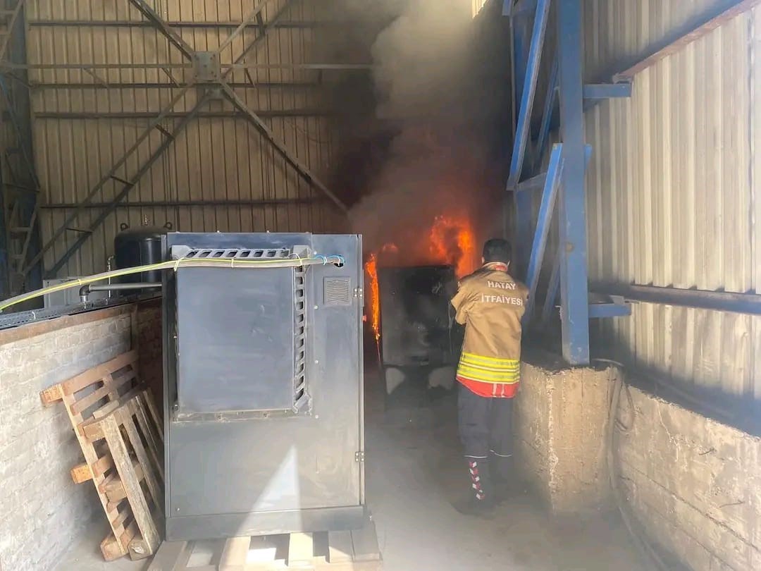 Hatay’da iş yerinde çıkan yangını itfaiye söndürdü