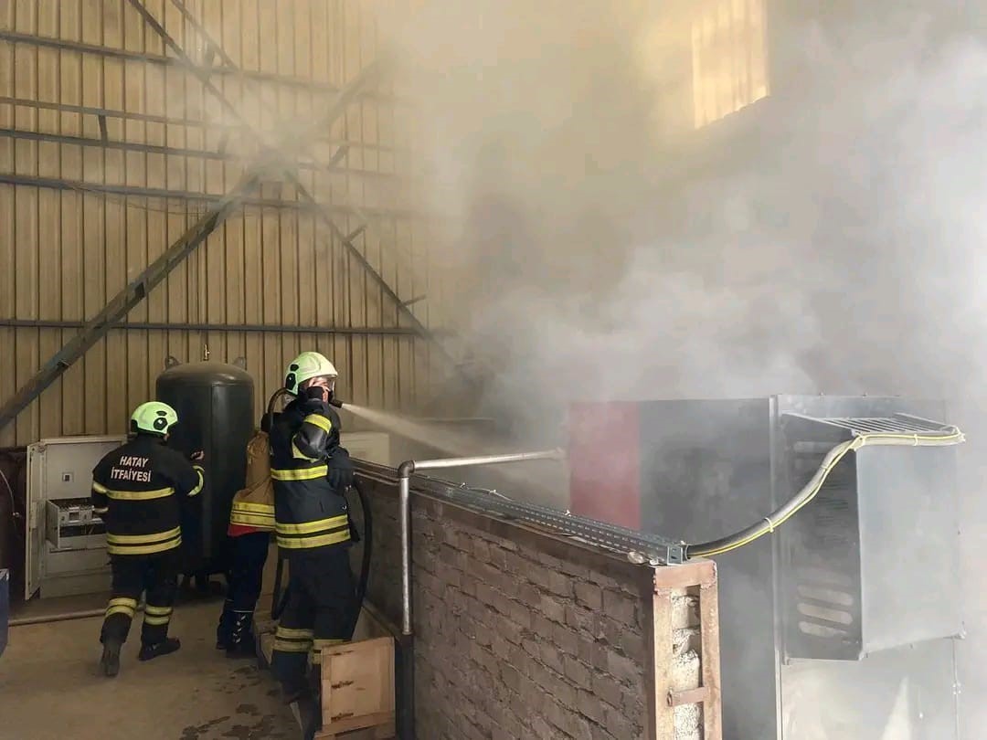 Hatay&rsquo;da iş yerinde &ccedil;ıkan yangını itfaiye s&ouml;nd&uuml;rd&uuml;
