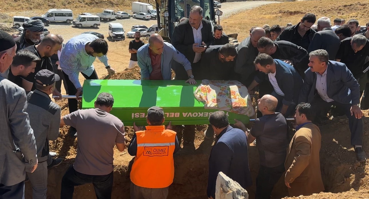 Yüksekova’yı yasa boğan acı: 15 yaşındaki Arnisa Bozkurt gözyaşları arasında toprağa verildi