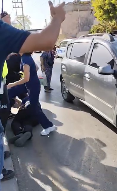 Otomobilin çarptığı polis memuru yaralandı