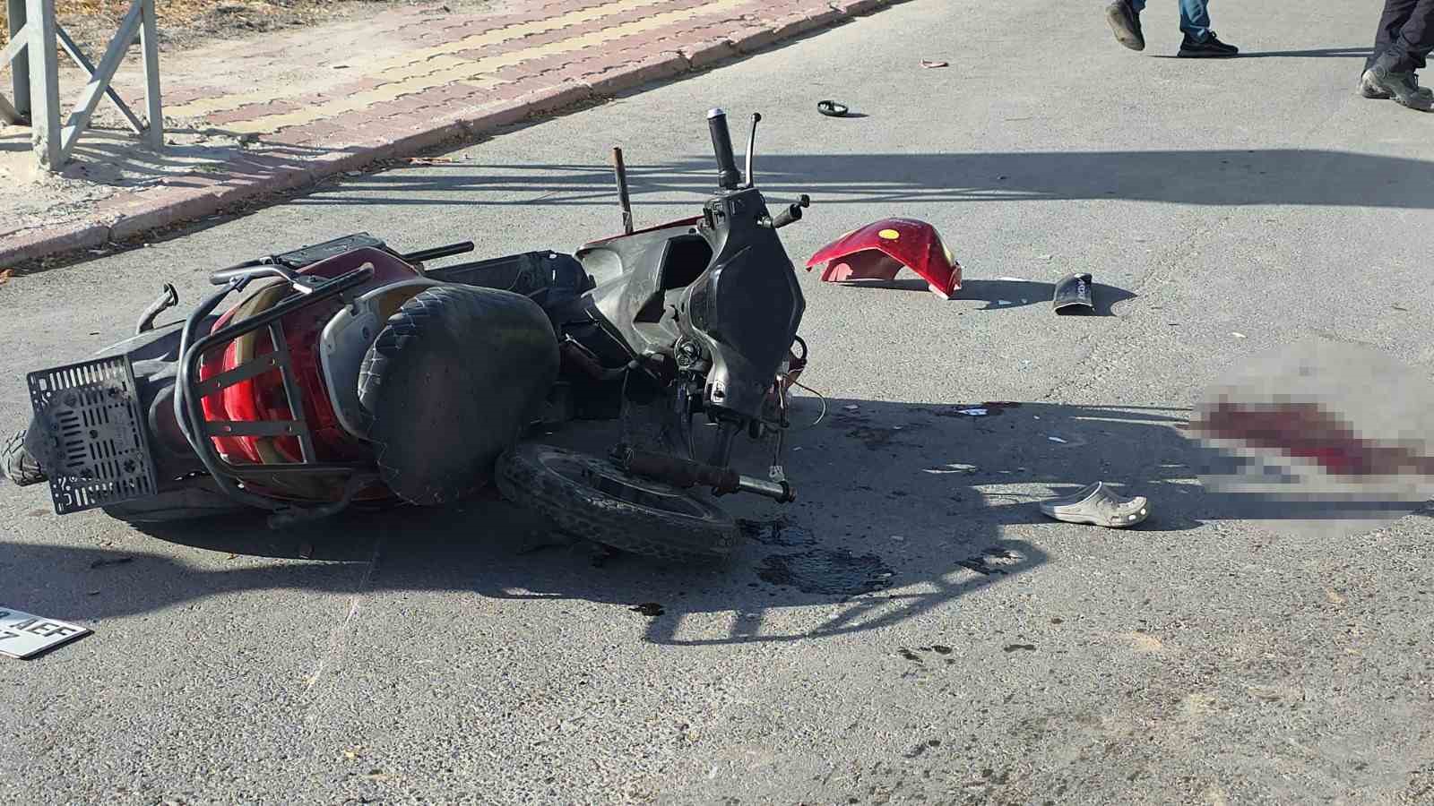 Kamyonet ile motosiklet &ccedil;arpıştı: Anne ve iki &ccedil;ocuğu ağır yaralı
