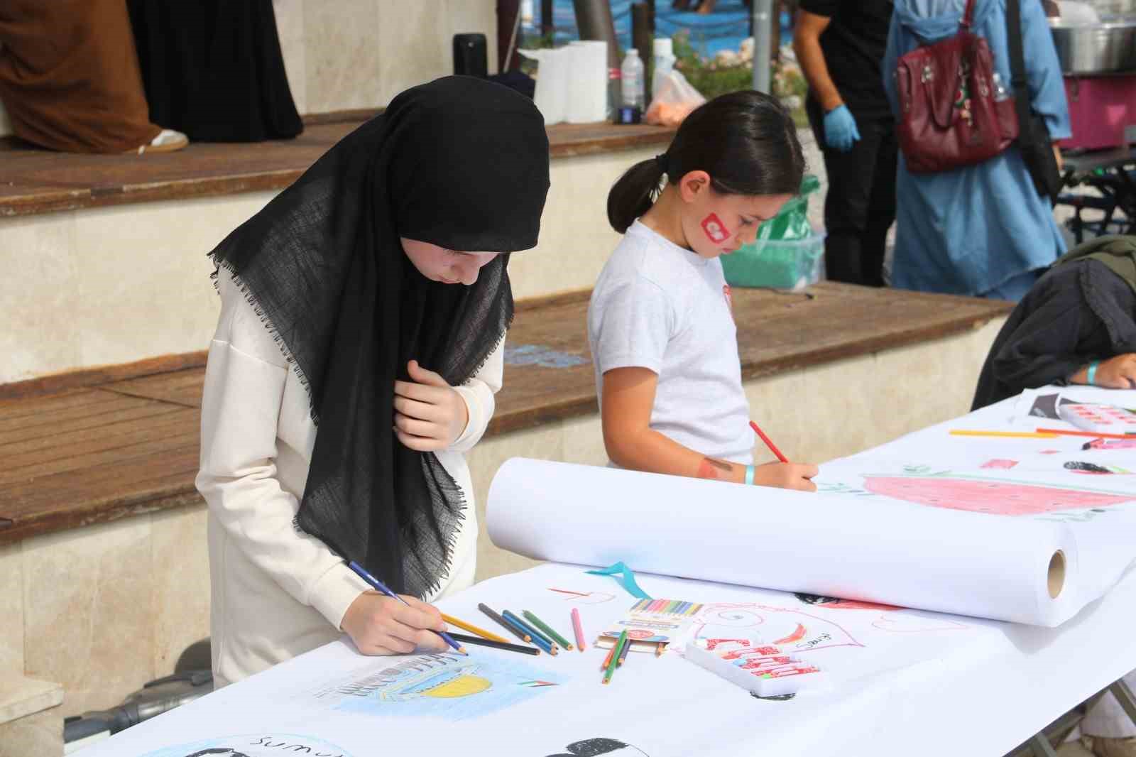 Fethiye’de çocuklar Filistinli akranları için resim çizdi