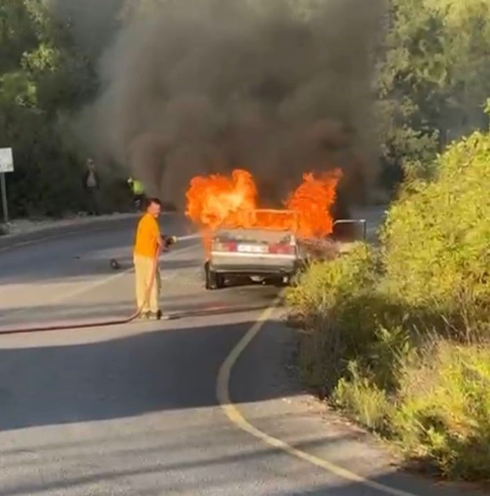 Osmaniye&rsquo;de otomobil yangını ormana sı&ccedil;ramadan s&ouml;nd&uuml;r&uuml;ld&uuml;
