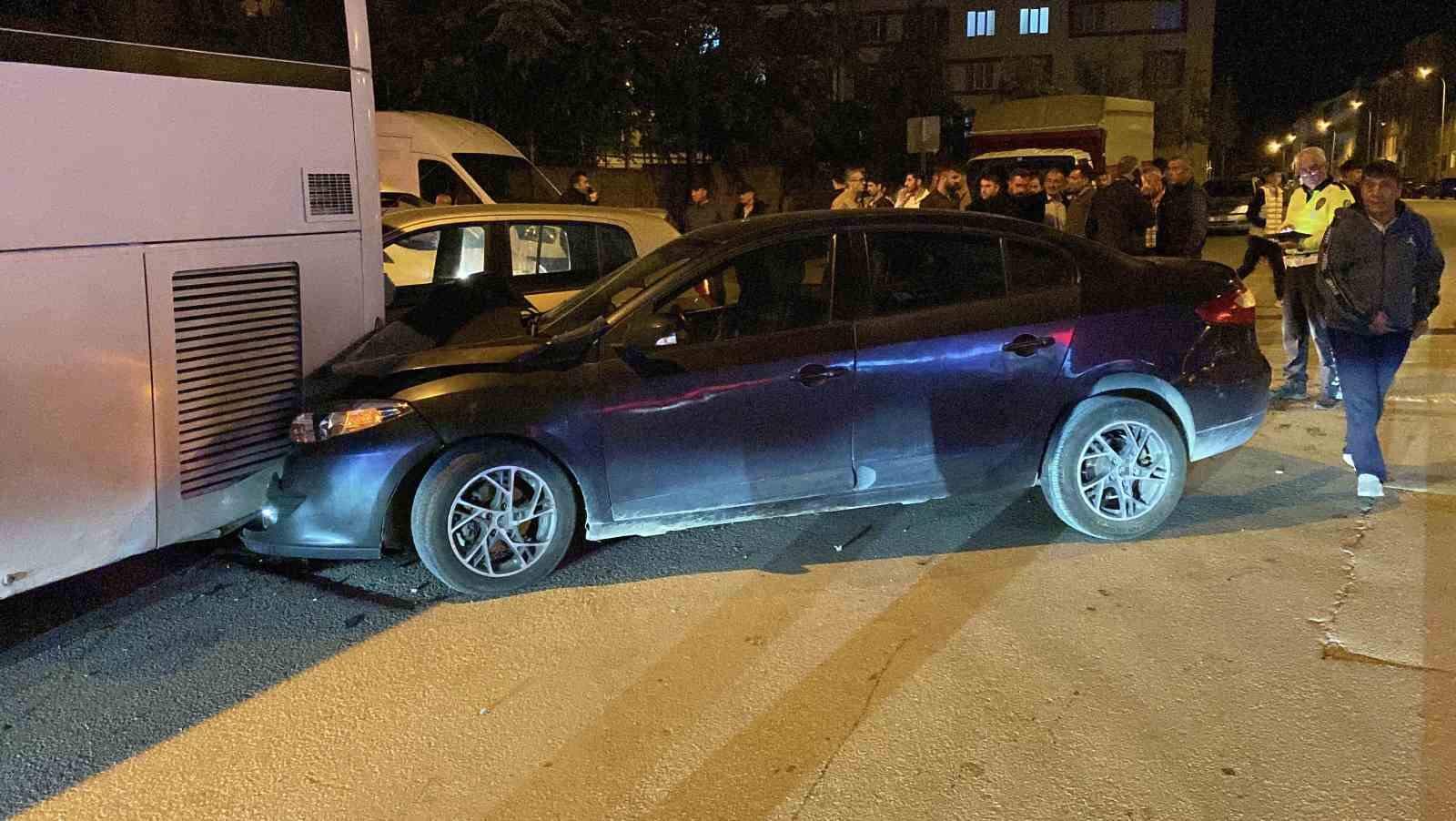 Kazaya karışan iki otomobil park halindeki otob&uuml;se &ccedil;arptı: 1 yaralı
