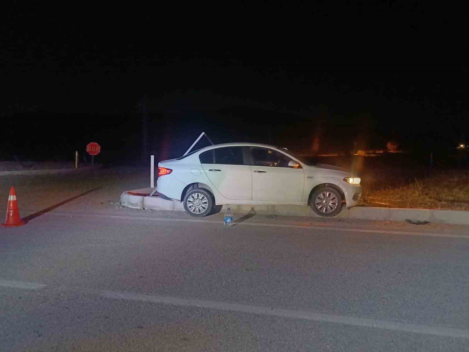 Çorum’da otomobil refüje çarptı: Araçtakiler hafif sıyrıklarla kurtuldu