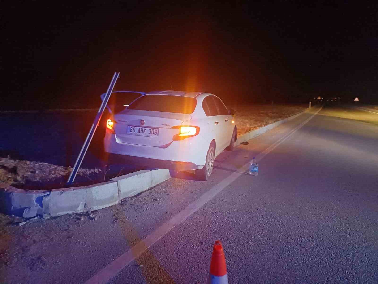 Çorum’da otomobil refüje çarptı: Araçtakiler hafif sıyrıklarla kurtuldu