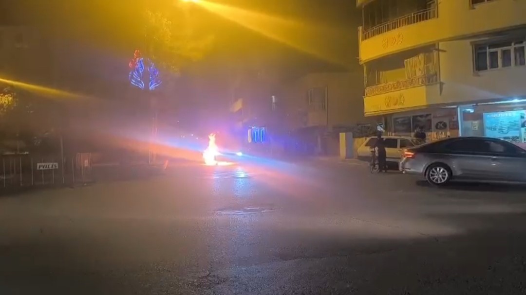 Kurtalan’da seyir halindeki araç alev aldı