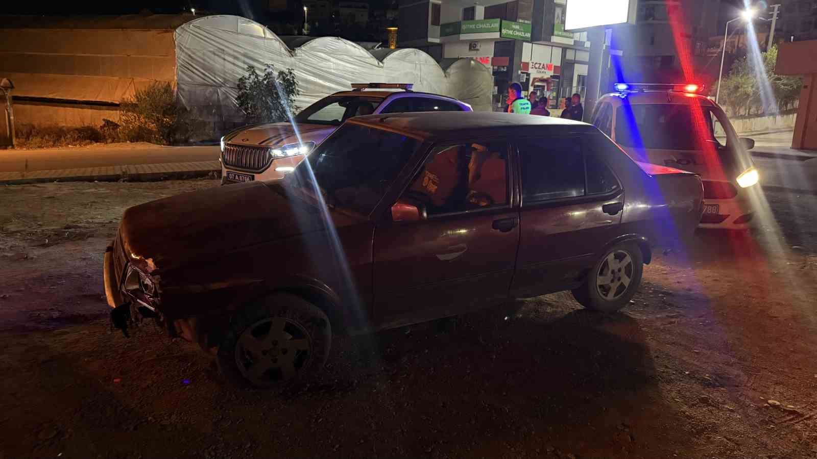 Antalya&rsquo;da alkoll&uuml; s&uuml;r&uuml;c&uuml; bariyerlere &ccedil;arpıp ka&ccedil;tı, 58 bin TL ceza yedi
