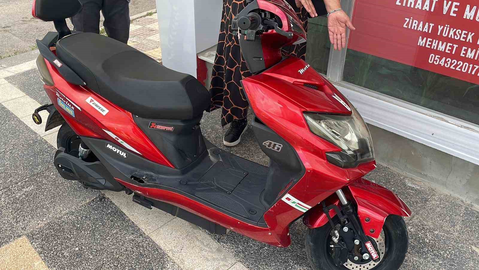 Otomobille elektrikli bisikletin &ccedil;arpıştığı kaza kamerada: 1 yaralı
