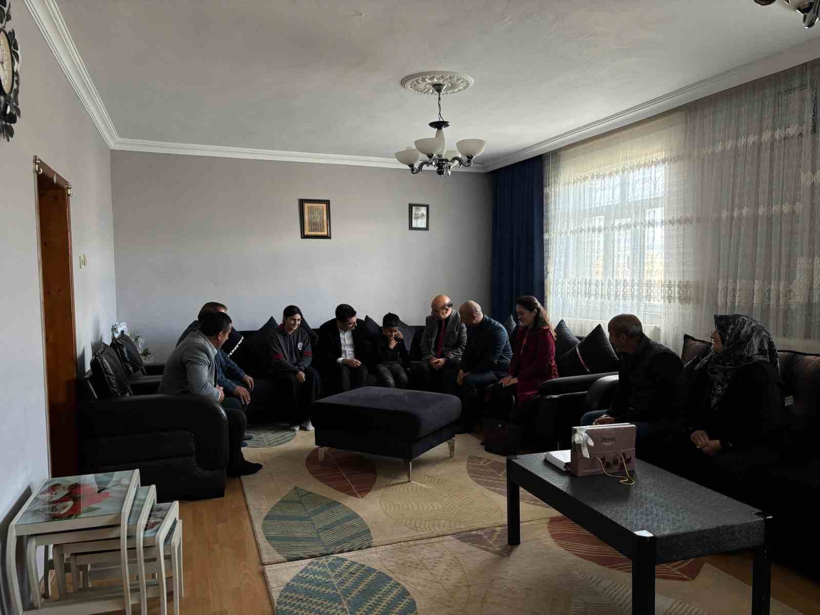 Susuz’da öğrenciler evlerinde ziyaret ediliyor