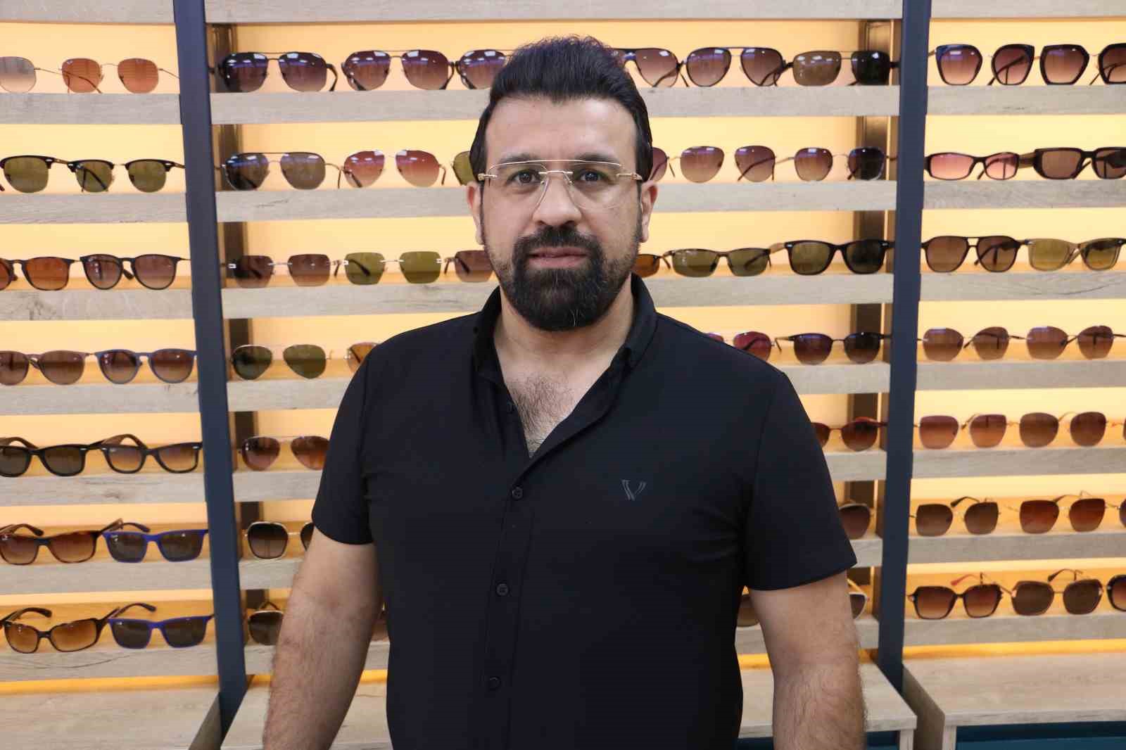 Vatandaşlar orijinal fiyatına sahte güneş gözlüğüne yöneldi, gözlükçüler uyardı
