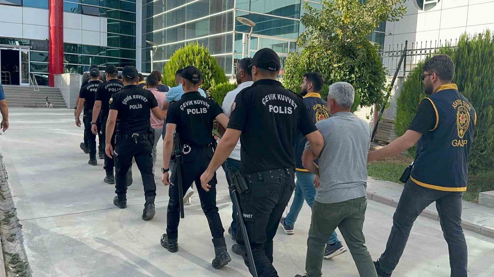 Muhtarlık kavgasında gözaltına alınan 56 şahıs adliyeye sevk ediliyor
