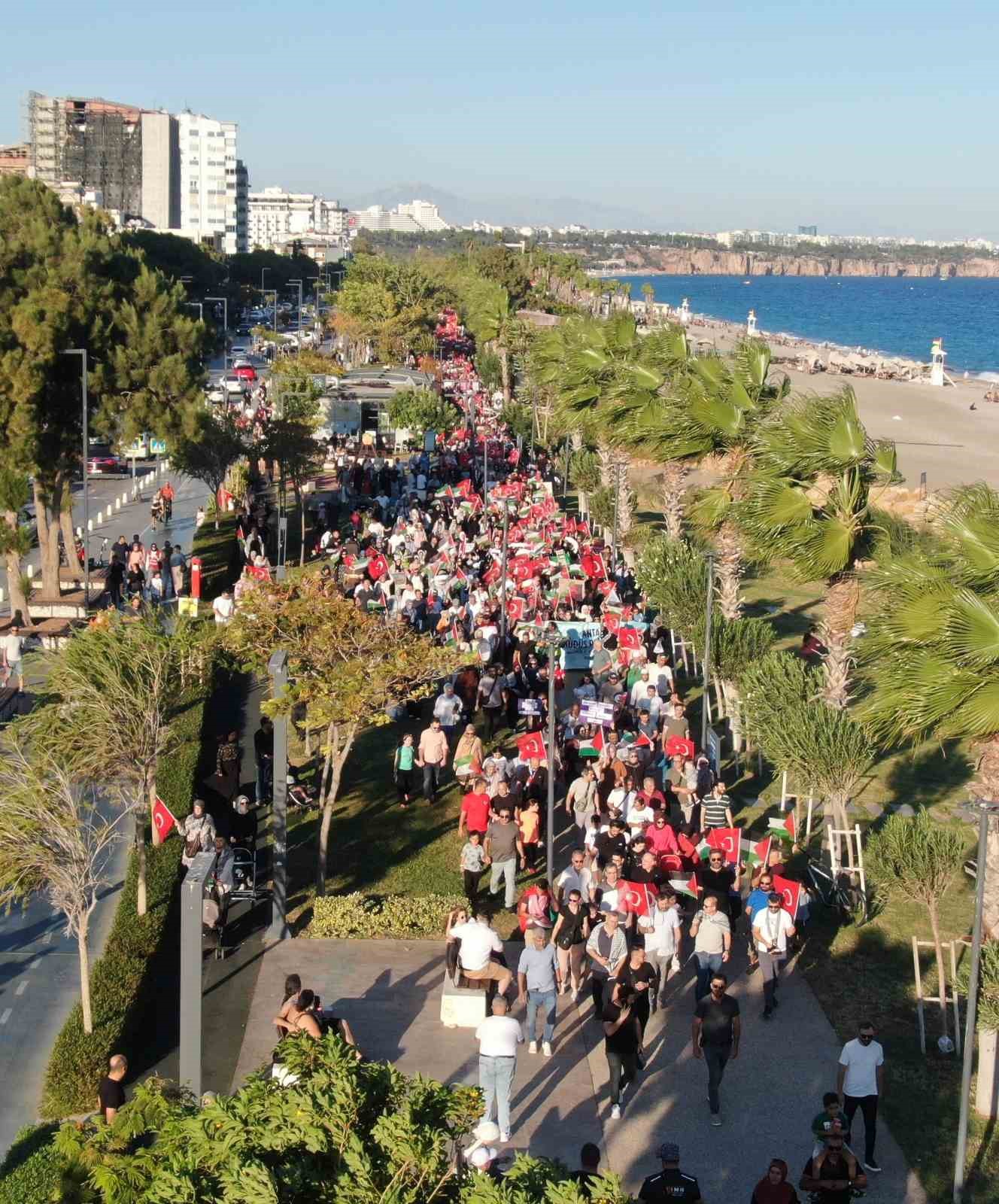 Binlerce Antalyalı Gazze için yürüdü