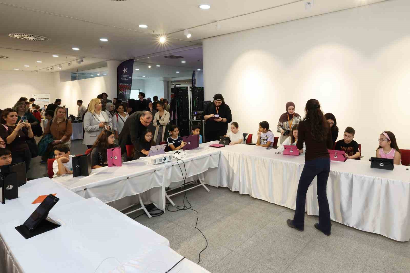 Küçükçekmece Belediyesi’nin düzenlediği Yapay Zeka Şenliği’nde öğrenme ve üretme fırsatı