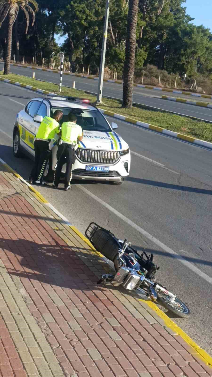 &rsquo;Dur&rsquo; ihtarına uymayan s&uuml;r&uuml;c&uuml; kaza yapınca motosikleti bırakıp ka&ccedil;tı

